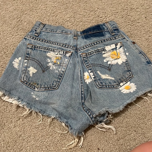 Flower painted Vintage Levi shorts 23/24 - Picture 2 of 2